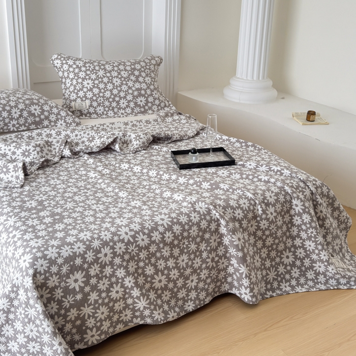 91家纺网 家纺一手货源 找家纺 乐家毛巾被（工厂自产自销） 2026新款精梳安心棉色织提花床盖毛巾被两用 灰色雏菊床盖