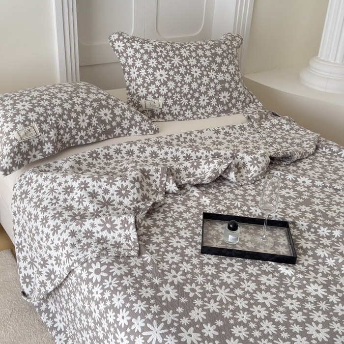 91家纺网 家纺一手货源 找家纺 乐家毛巾被（工厂自产自销） 2026新款精梳安心棉色织提花床盖毛巾被两用 灰色雏菊床盖