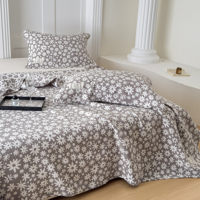 91家纺网 家纺一手货源 找家纺 乐家毛巾被（工厂自产自销） 2026新款精梳安心棉色织提花床盖毛巾被两用 灰色雏菊床盖