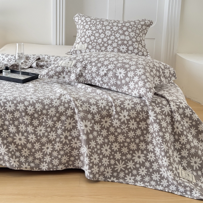 91家纺网 家纺一手货源 找家纺 乐家毛巾被（工厂自产自销） 2026新款精梳安心棉色织提花床盖毛巾被两用 灰色雏菊床盖