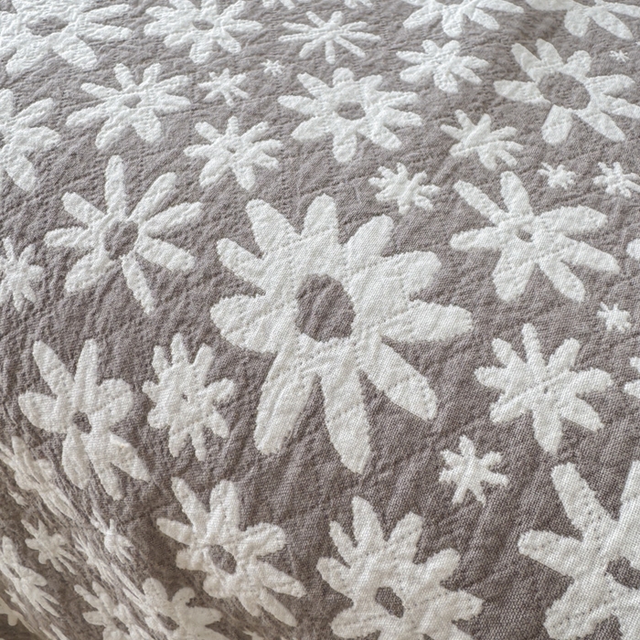 91家纺网 家纺一手货源 找家纺 乐家毛巾被（工厂自产自销） 2026新款精梳安心棉色织提花床盖毛巾被两用 灰色雏菊床盖
