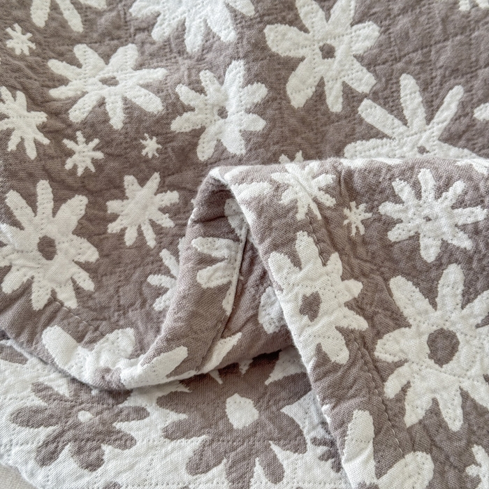 91家纺网 家纺一手货源 找家纺 乐家毛巾被（工厂自产自销） 2026新款精梳安心棉色织提花床盖毛巾被两用 灰色雏菊床盖