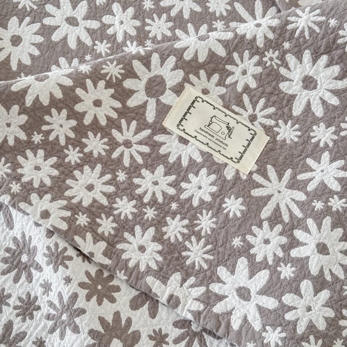 91家纺网 家纺一手货源 找家纺 乐家毛巾被（工厂自产自销） 2026新款精梳安心棉色织提花床盖毛巾被两用 灰色雏菊床盖
