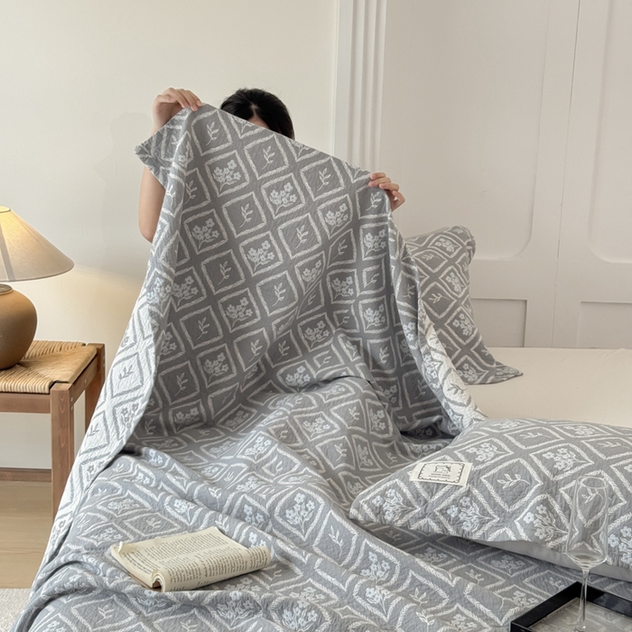 91家纺网 家纺一手货源 找家纺 乐家毛巾被（工厂自产自销） 2026新款精梳安心棉色织提花床盖毛巾被两用 菱形花束床盖