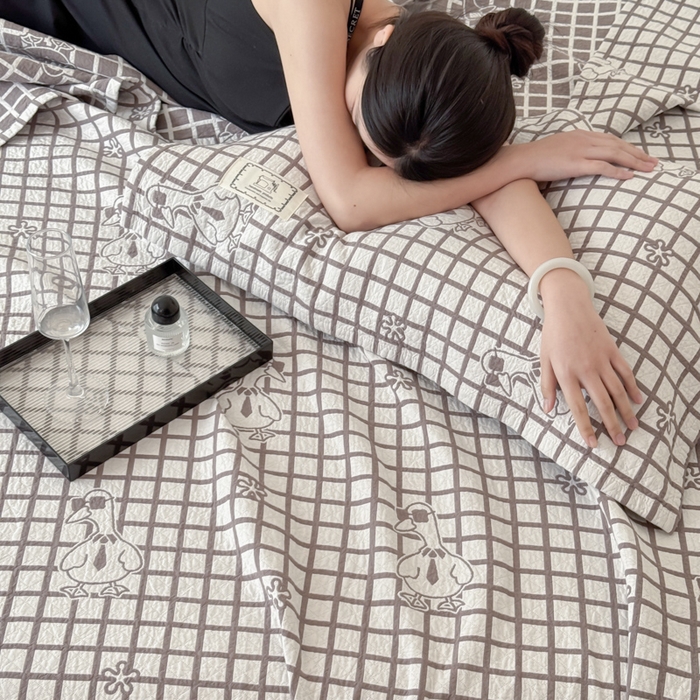 91家纺网 家纺一手货源 找家纺 乐家毛巾被（工厂自产自销） 2026新款精梳安心棉色织提花床盖毛巾被两用 墨镜鸭床盖