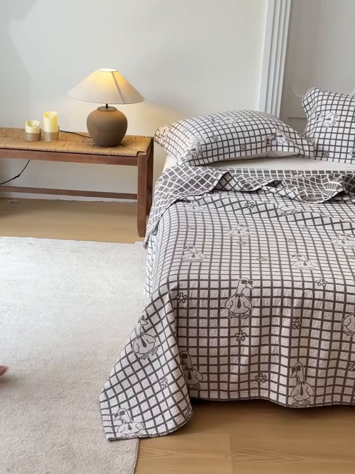 91家纺网 家纺一手货源 找家纺 乐家毛巾被（工厂自产自销） 2026新款精梳安心棉色织提花床盖毛巾被两用 墨镜鸭床盖