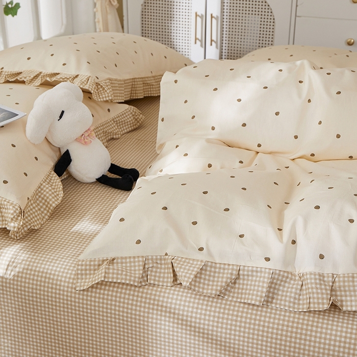 91家纺网 家纺一手货源 找家纺 一米阳光 2026年春夏新款小清新花边款全棉纯棉四件套 草莓点点