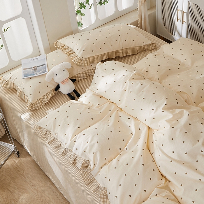 91家纺网 家纺一手货源 找家纺 一米阳光 2026年春夏新款小清新花边款全棉纯棉四件套 草莓点点