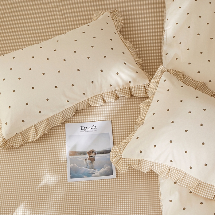 91家纺网 家纺一手货源 找家纺 一米阳光 2026年春夏新款小清新花边款全棉纯棉四件套 草莓点点