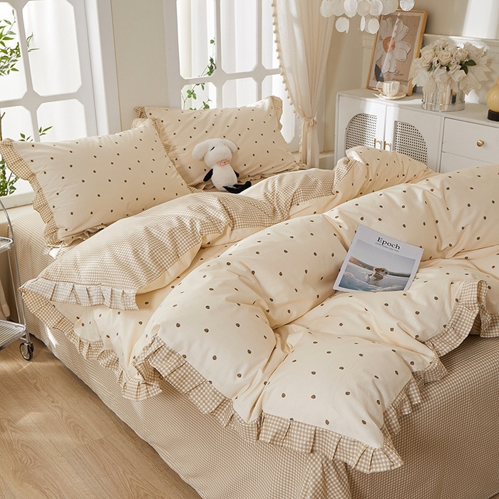 91家纺网 家纺一手货源 找家纺 一米阳光 2026年春夏新款小清新花边款全棉纯棉四件套 草莓点点