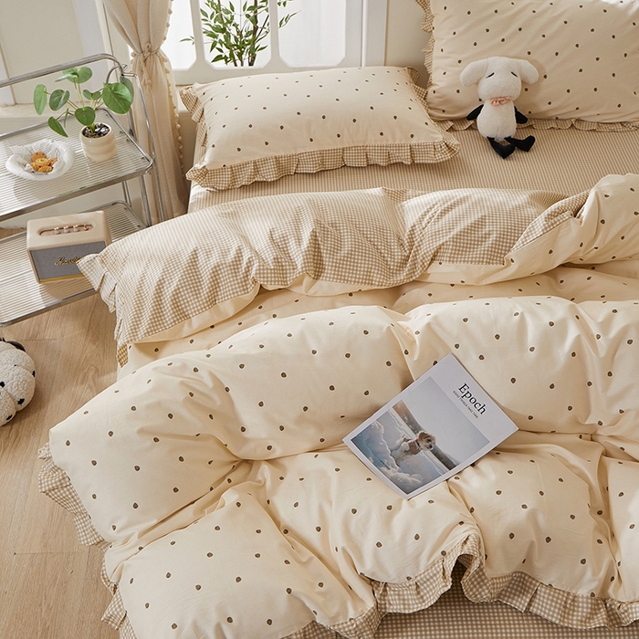 91家纺网 家纺一手货源 找家纺 一米阳光 2026年春夏新款小清新花边款全棉纯棉四件套 草莓点点