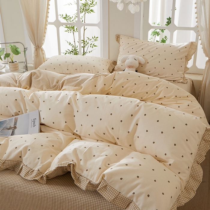 91家纺网 家纺一手货源 找家纺 一米阳光 2026年春夏新款小清新花边款全棉纯棉四件套 草莓点点