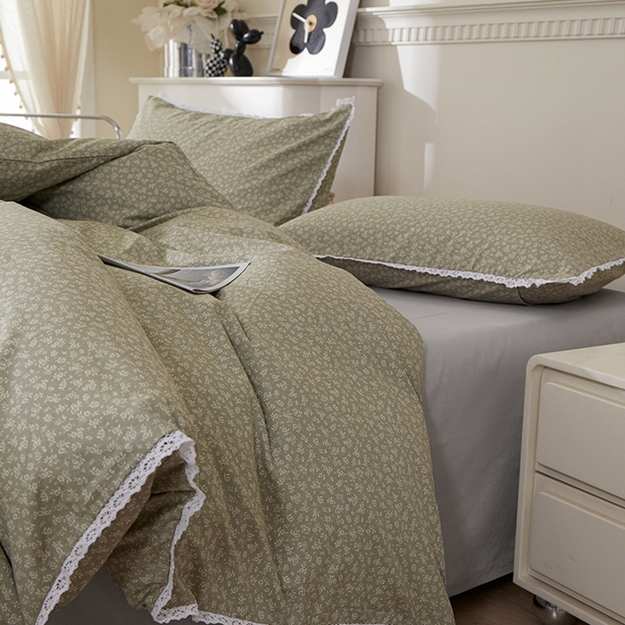 91家纺网 家纺一手货源 找家纺 一米阳光 2026年春夏新款小清新白色小花边全棉纯棉四件套 古堡花园~灰绿