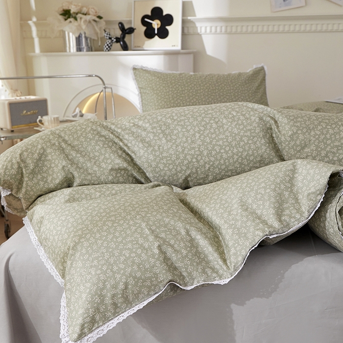 91家纺网 家纺一手货源 找家纺 一米阳光 2026年春夏新款小清新白色小花边全棉纯棉四件套 古堡花园~灰绿