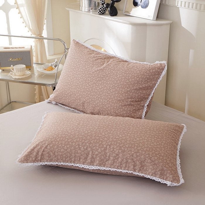 91家纺网 家纺一手货源 找家纺 一米阳光 2026年春夏新款小清新白色小花边全棉纯棉四件套 古堡花园~红棕