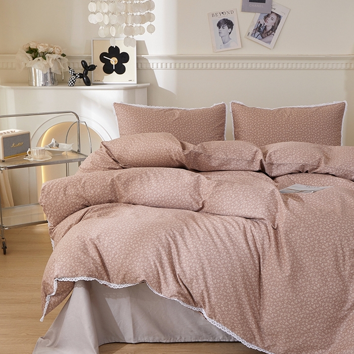 91家纺网 家纺一手货源 找家纺 一米阳光 2026年春夏新款小清新白色小花边全棉纯棉四件套 古堡花园~红棕