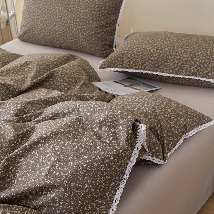 91家纺网 家纺一手货源 找家纺 一米阳光 2026年春夏新款小清新白色小花边全棉纯棉四件套 古堡花园~深灰