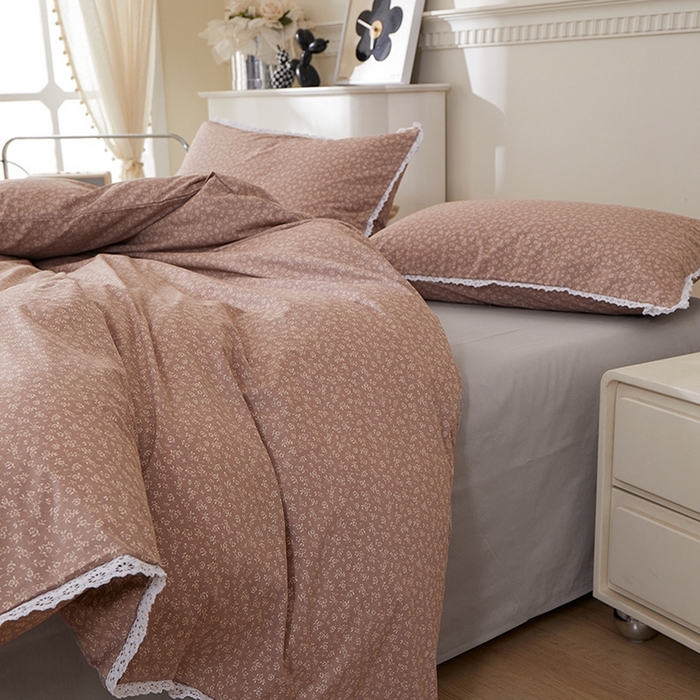 91家纺网 家纺一手货源 找家纺 一米阳光 2026年春夏新款小清新白色小花边全棉纯棉四件套 古堡花园~红棕