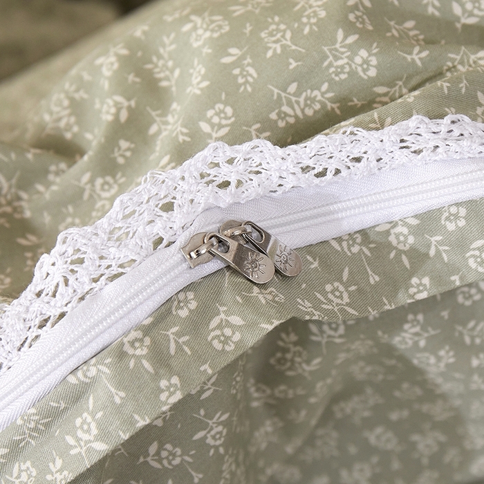 91家纺网 家纺一手货源 找家纺 一米阳光 2026年春夏新款小清新白色小花边全棉纯棉四件套 古堡花园~灰绿