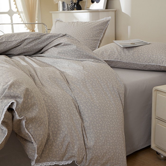 91家纺网 家纺一手货源 找家纺 一米阳光 2026年春夏新款小清新白色小花边全棉纯棉四件套 古堡花园~浅灰