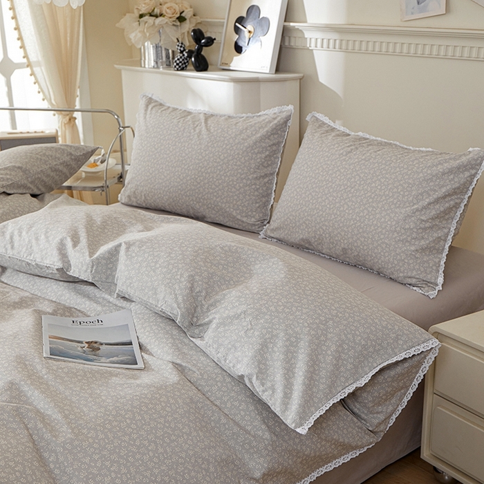 91家纺网 家纺一手货源 找家纺 一米阳光 2026年春夏新款小清新白色小花边全棉纯棉四件套 古堡花园~浅灰