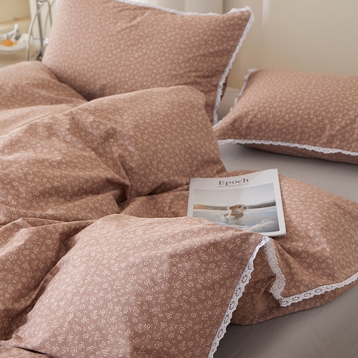 91家纺网 家纺一手货源 找家纺 一米阳光 2026年春夏新款小清新白色小花边全棉纯棉四件套 古堡花园~红棕