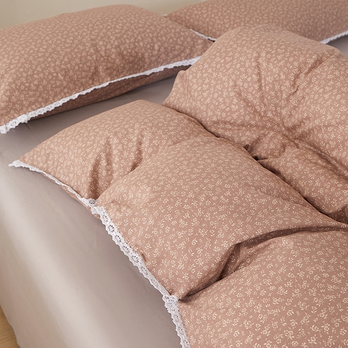 91家纺网 家纺一手货源 找家纺 一米阳光 2026年春夏新款小清新白色小花边全棉纯棉四件套 古堡花园~红棕