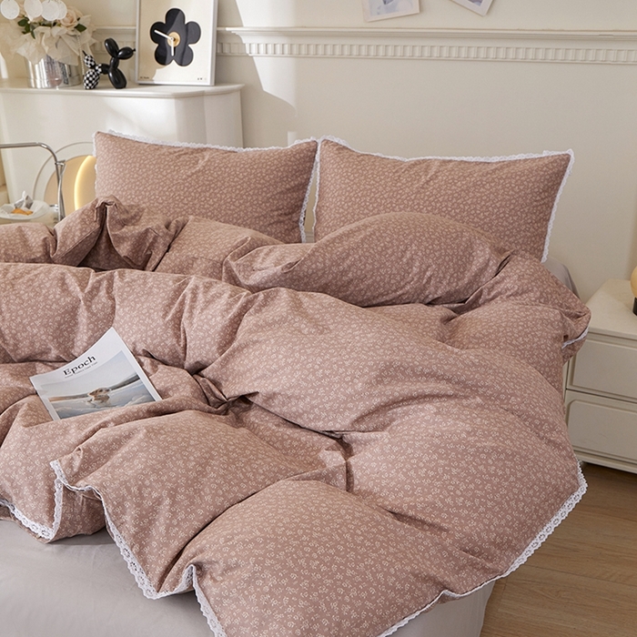 91家纺网 家纺一手货源 找家纺 一米阳光 2026年春夏新款小清新白色小花边全棉纯棉四件套 古堡花园~红棕