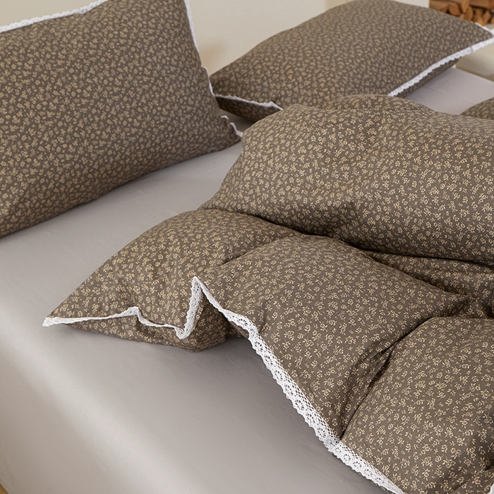 91家纺网 家纺一手货源 找家纺 一米阳光 2026年春夏新款小清新白色小花边全棉纯棉四件套 古堡花园~深灰