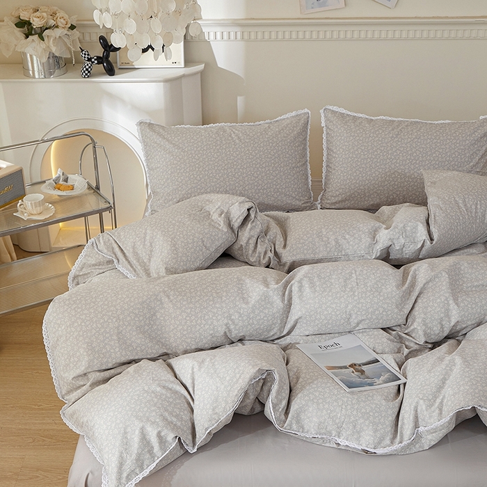 91家纺网 家纺一手货源 找家纺 一米阳光 2026年春夏新款小清新白色小花边全棉纯棉四件套 古堡花园~浅灰