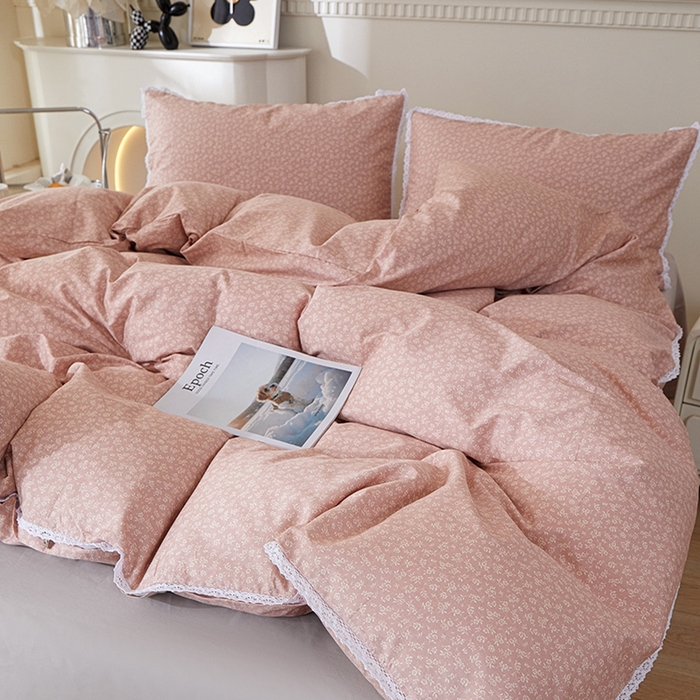 91家纺网 家纺一手货源 找家纺 一米阳光 2026年春夏新款小清新白色小花边全棉纯棉四件套 古堡花园~粉