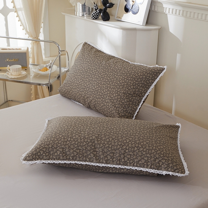 91家纺网 家纺一手货源 找家纺 一米阳光 2026年春夏新款小清新白色小花边全棉纯棉四件套 古堡花园~深灰