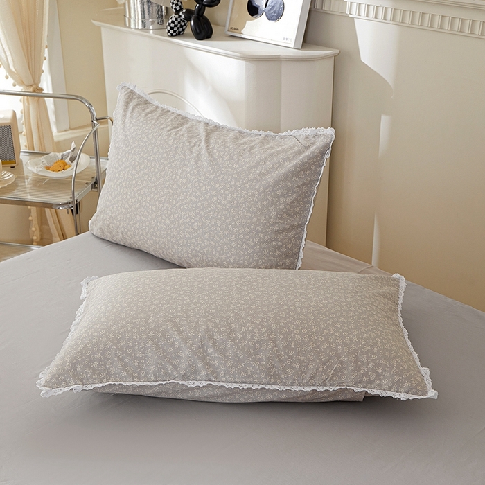 91家纺网 家纺一手货源 找家纺 一米阳光 2026年春夏新款小清新白色小花边全棉纯棉四件套 古堡花园~浅灰