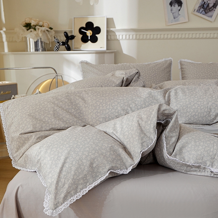 91家纺网 家纺一手货源 找家纺 一米阳光 2026年春夏新款小清新白色小花边全棉纯棉四件套 古堡花园~浅灰