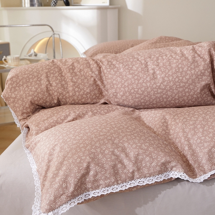 91家纺网 家纺一手货源 找家纺 一米阳光 2026年春夏新款小清新白色小花边全棉纯棉四件套 古堡花园~红棕