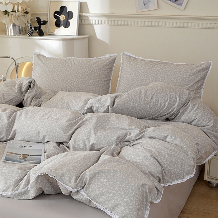 91家纺网 家纺一手货源 找家纺 一米阳光 2026年春夏新款小清新白色小花边全棉纯棉四件套 古堡花园~浅灰