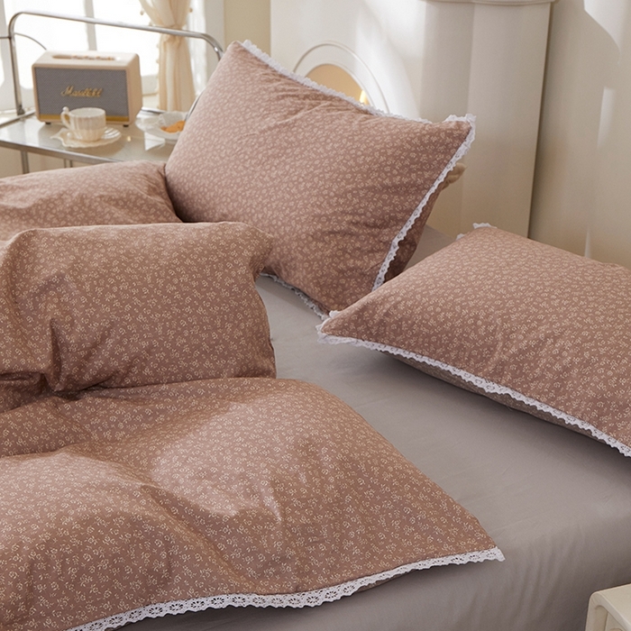 91家纺网 家纺一手货源 找家纺 一米阳光 2026年春夏新款小清新白色小花边全棉纯棉四件套 古堡花园~红棕