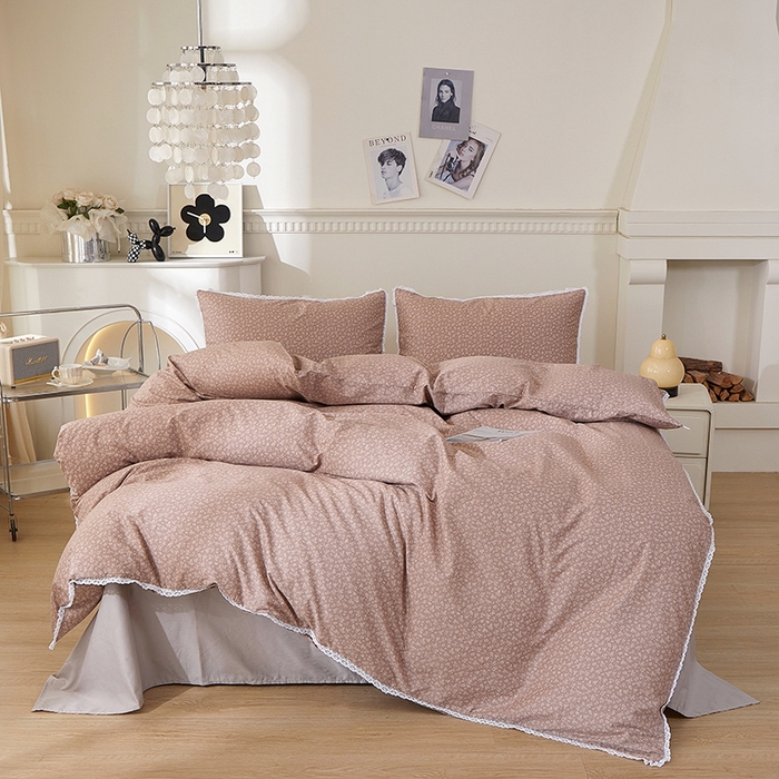 91家纺网 家纺一手货源 找家纺 一米阳光 2026年春夏新款小清新白色小花边全棉纯棉四件套 古堡花园~红棕