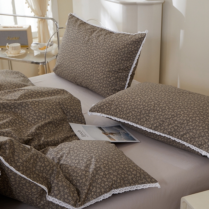 91家纺网 家纺一手货源 找家纺 一米阳光 2026年春夏新款小清新白色小花边全棉纯棉四件套 古堡花园~深灰