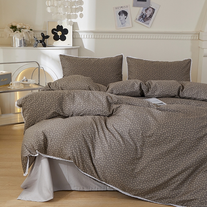 91家纺网 家纺一手货源 找家纺 一米阳光 2026年春夏新款小清新白色小花边全棉纯棉四件套 古堡花园~深灰