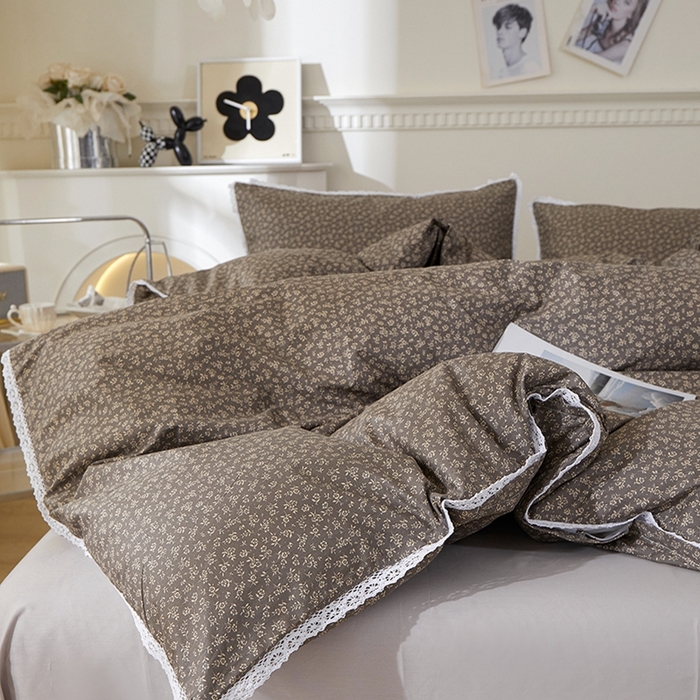 91家纺网 家纺一手货源 找家纺 一米阳光 2026年春夏新款小清新白色小花边全棉纯棉四件套 古堡花园~深灰