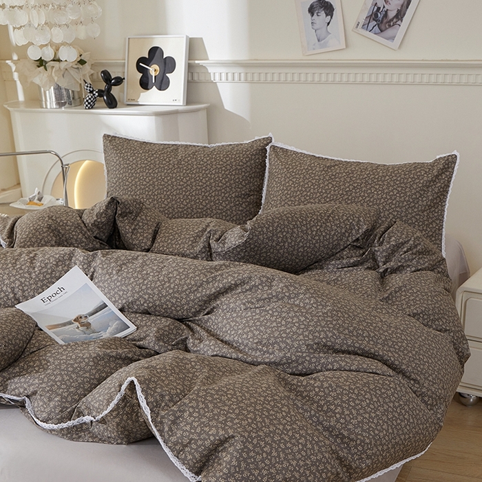 91家纺网 家纺一手货源 找家纺 一米阳光 2026年春夏新款小清新白色小花边全棉纯棉四件套 古堡花园~深灰