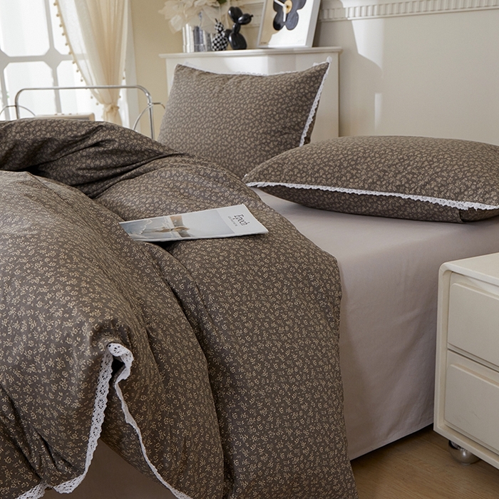 91家纺网 家纺一手货源 找家纺 一米阳光 2026年春夏新款小清新白色小花边全棉纯棉四件套 古堡花园~深灰