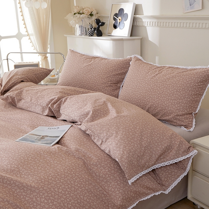 91家纺网 家纺一手货源 找家纺 一米阳光 2026年春夏新款小清新白色小花边全棉纯棉四件套 古堡花园~红棕