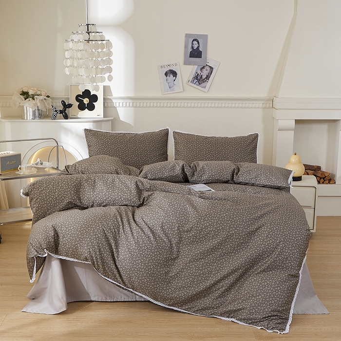 91家纺网 家纺一手货源 找家纺 一米阳光 2026年春夏新款小清新白色小花边全棉纯棉四件套 古堡花园~深灰