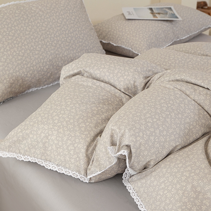 91家纺网 家纺一手货源 找家纺 一米阳光 2026年春夏新款小清新白色小花边全棉纯棉四件套 古堡花园~浅灰