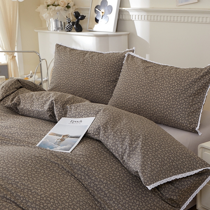 91家纺网 家纺一手货源 找家纺 一米阳光 2026年春夏新款小清新白色小花边全棉纯棉四件套 古堡花园~深灰