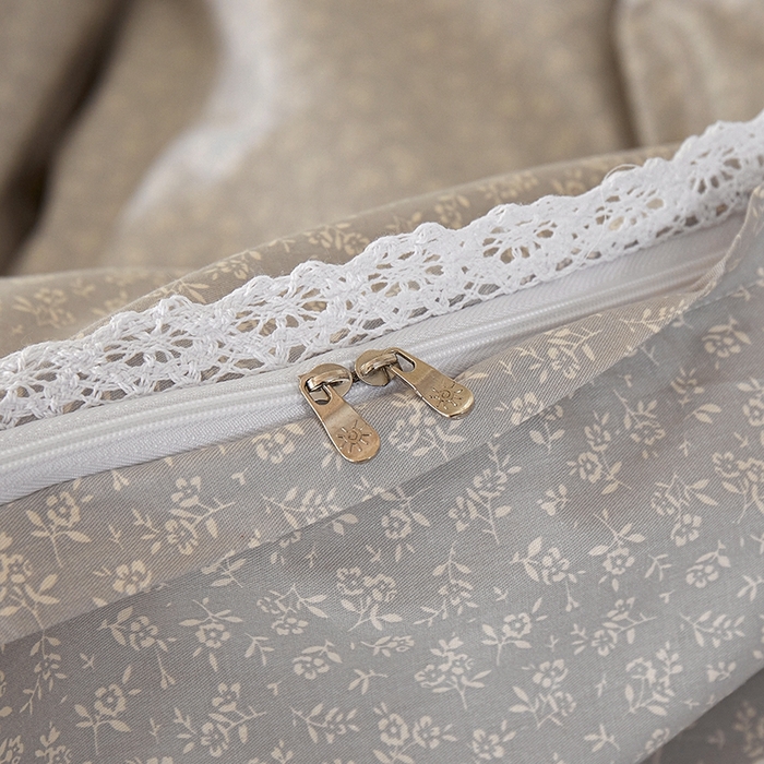 91家纺网 家纺一手货源 找家纺 一米阳光 2026年春夏新款小清新白色小花边全棉纯棉四件套 古堡花园~浅灰