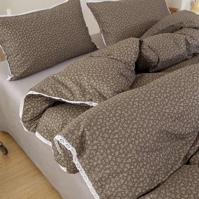 91家纺网 家纺一手货源 找家纺 一米阳光 2026年春夏新款小清新白色小花边全棉纯棉四件套 古堡花园~深灰