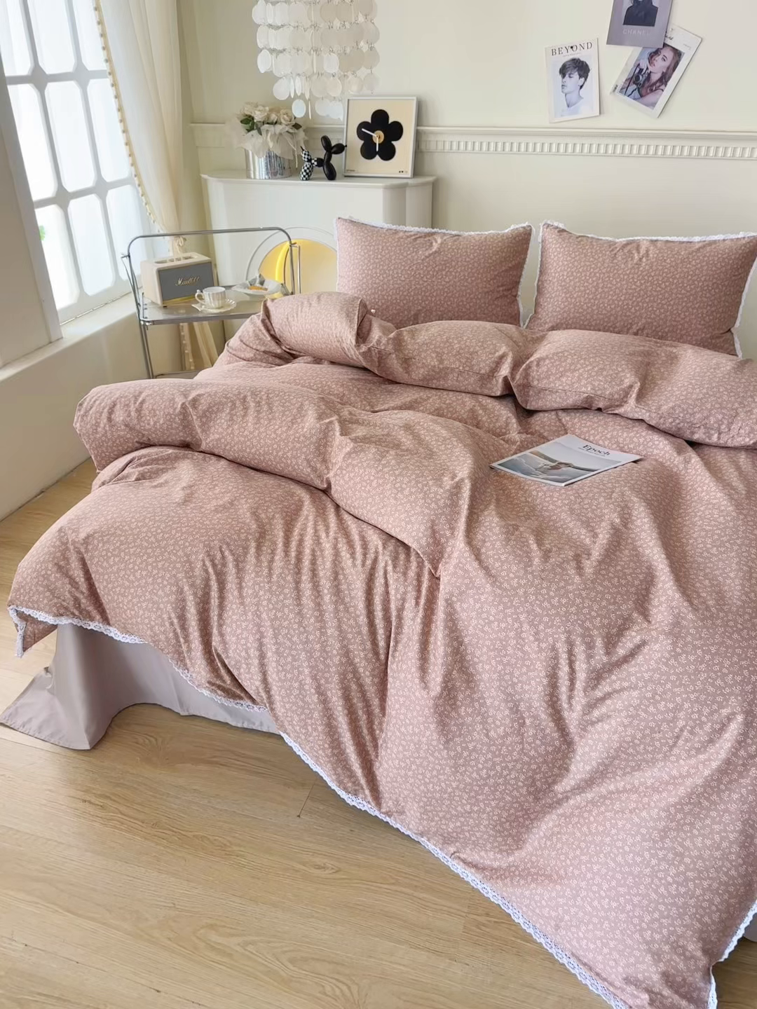 91家纺网 家纺一手货源 找家纺 一米阳光 2026年春夏新款小清新白色小花边全棉纯棉四件套 古堡花园~红棕